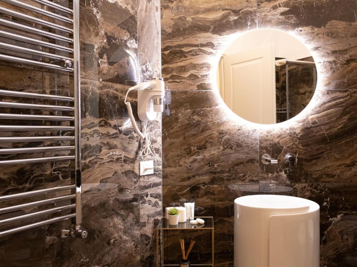 The Best Rent - Elegant Five-Bedrooms Apartment Near Colosseo Rom Exteriör bild