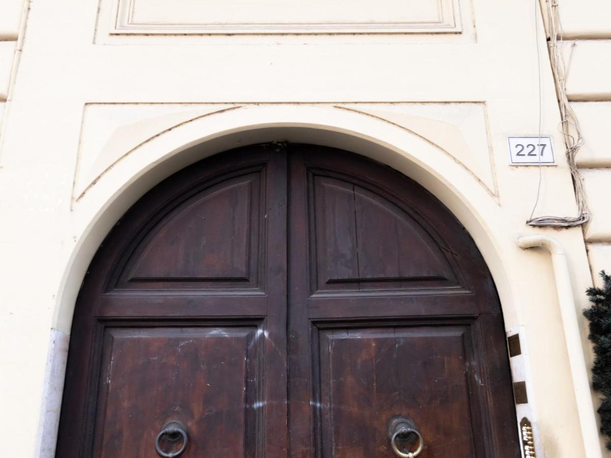The Best Rent - Elegant Five-Bedrooms Apartment Near Colosseo Rom Exteriör bild
